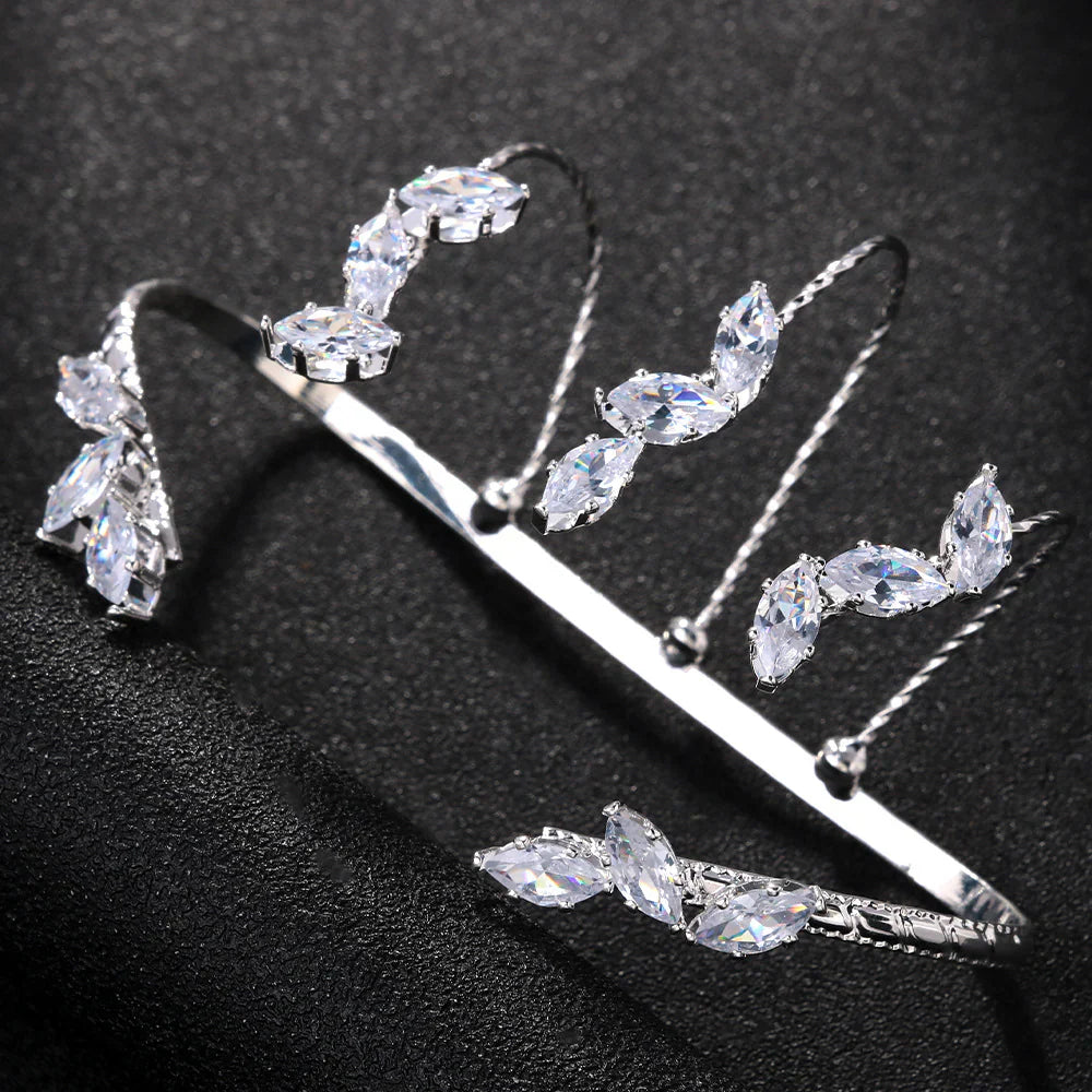 HERMOSA ACCESSORIESS
Diamond Handcuff Artificial Jewellery