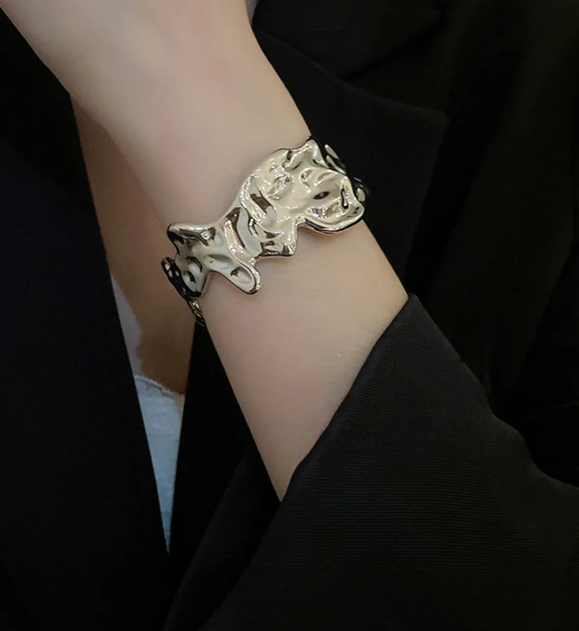 HERMOSA ACCESSORIESS
Dented Silver Bracelet Kada
Artificial Jewellery